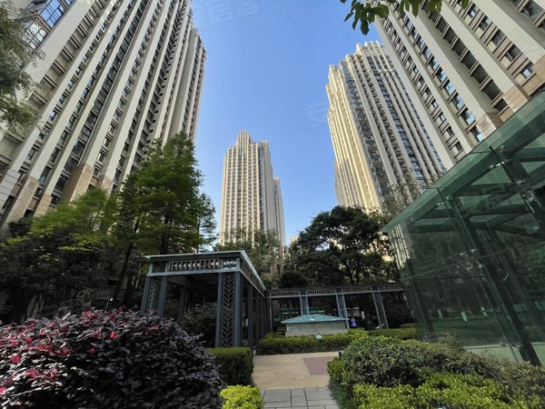 昆明盘龙火车北站俊发俊尚峰精装一室 月租1900 拎包入