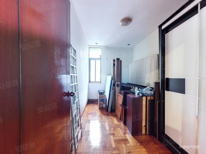 房子占了半层楼面积,只要还价就卖,东西南北四个方位都占了,金景花园