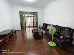 柳州城中高新区文源华都，电梯8楼，壹仟柒佰每月，家具家电齐全，随时看房。出租房源真实图片
