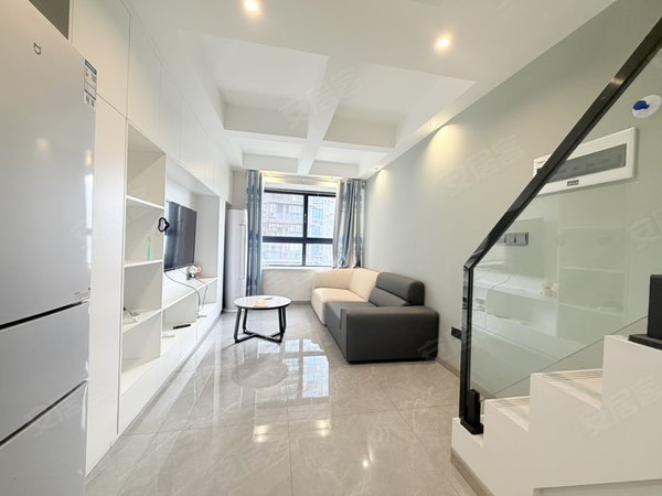 乐山市中高铁站IBOX部落阁世豪伊藤对面跃层两室loft，可养宠物！水电气民用可短月付！出租房源真实图片