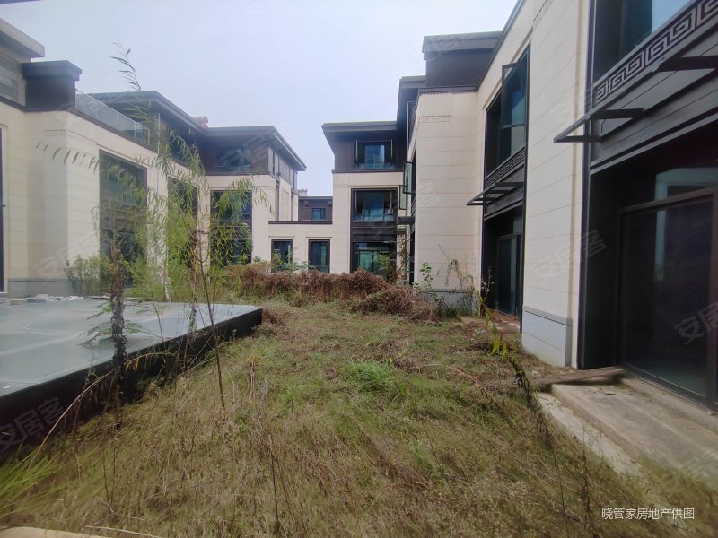 光谷澎湃城奥山府(别墅)5室2厅4卫252.3㎡南北490万