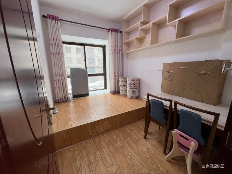 多层3楼丨带露台丨储藏室丨急售丨低于市场价丨随时看房丨三室