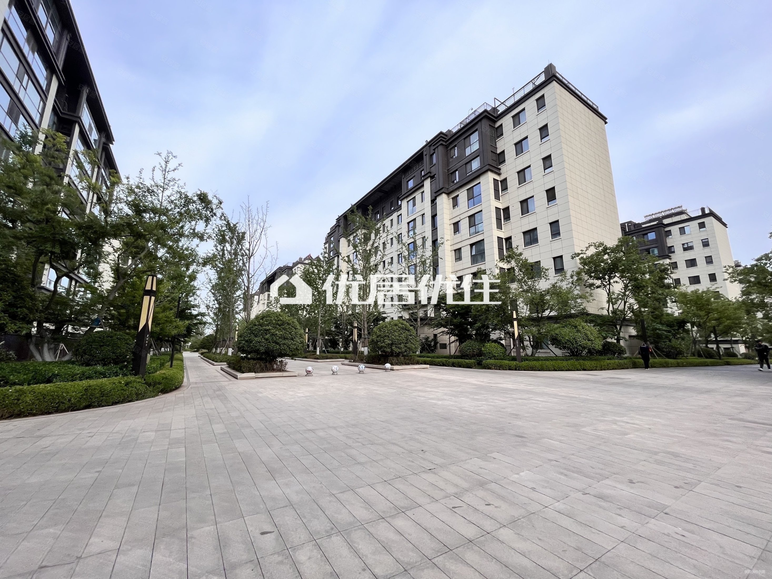 济南路旁公园壹号精装南北通透六米宽大客厅落地阳台