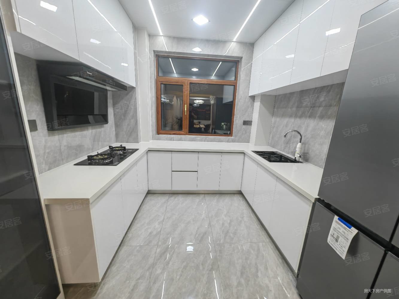 世纪嘉园3室2厅2卫141㎡南北94.8万