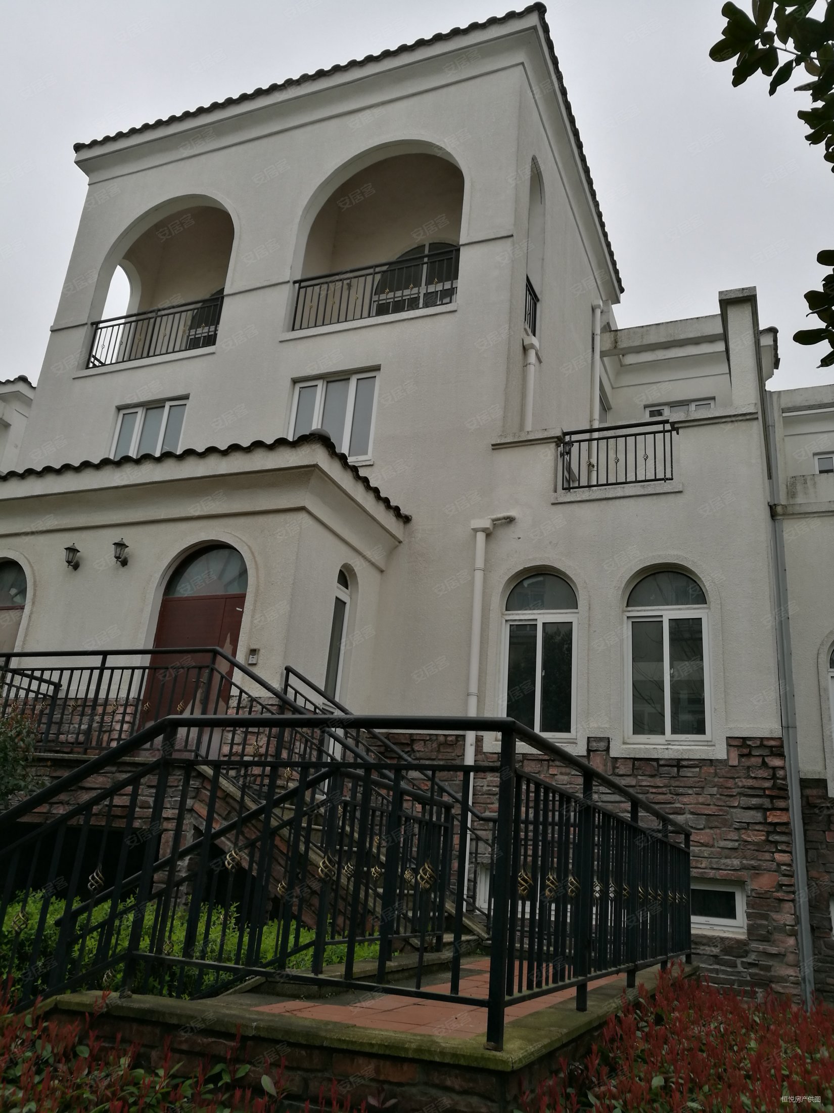 千灯逸墅双拼别墅全新毛坯送地下室一层有钥匙随时看房