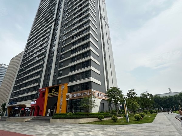 广州黄埔萝岗至泰广场萝岗地铁200m!落地窗大单间出租!领包入住!