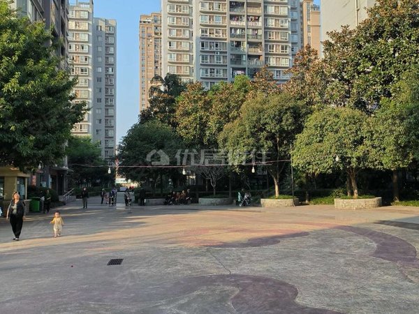 重庆九龙坡华岩新城斌鑫西城绿锦(北区)中梁山轻轨站旁边,精装三房