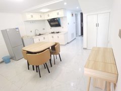 南通崇川北大街唐人新街，大客厅和房间有门隔开，全落地窗，干净整洁，民用水电出租房源真实图片