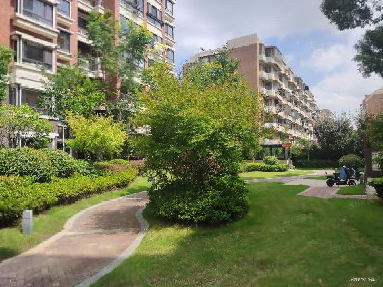 学府瑞苑4室2厅2卫139.27㎡南899万