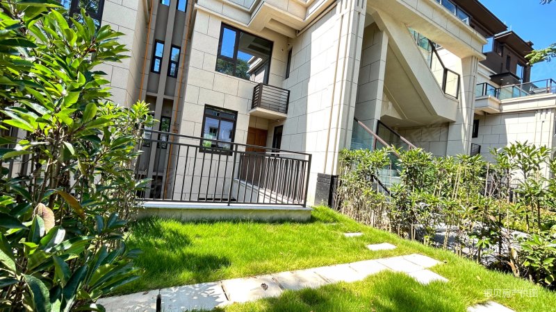 海兰云天湖山壹号(别墅)4室2厅3卫135㎡南155万