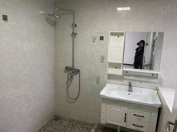 海宁长安镇农发区东方嘉苑(海宁)长安地铁口 学校旁东方嘉苑两室精装出租1500 随时看房民电出租房源真实图片