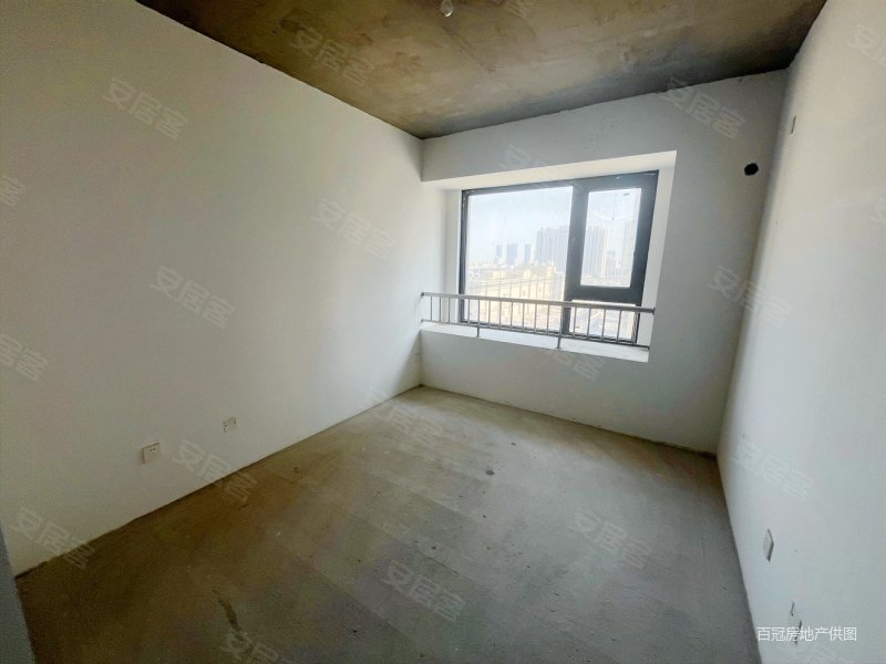 万海华府 南北通透三居 房子位置好 紧邻万达地铁 价 还亲民