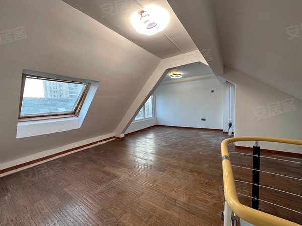 上海奉贤南桥保利象屿公园悦府固定车位!大阁楼大阳光房!