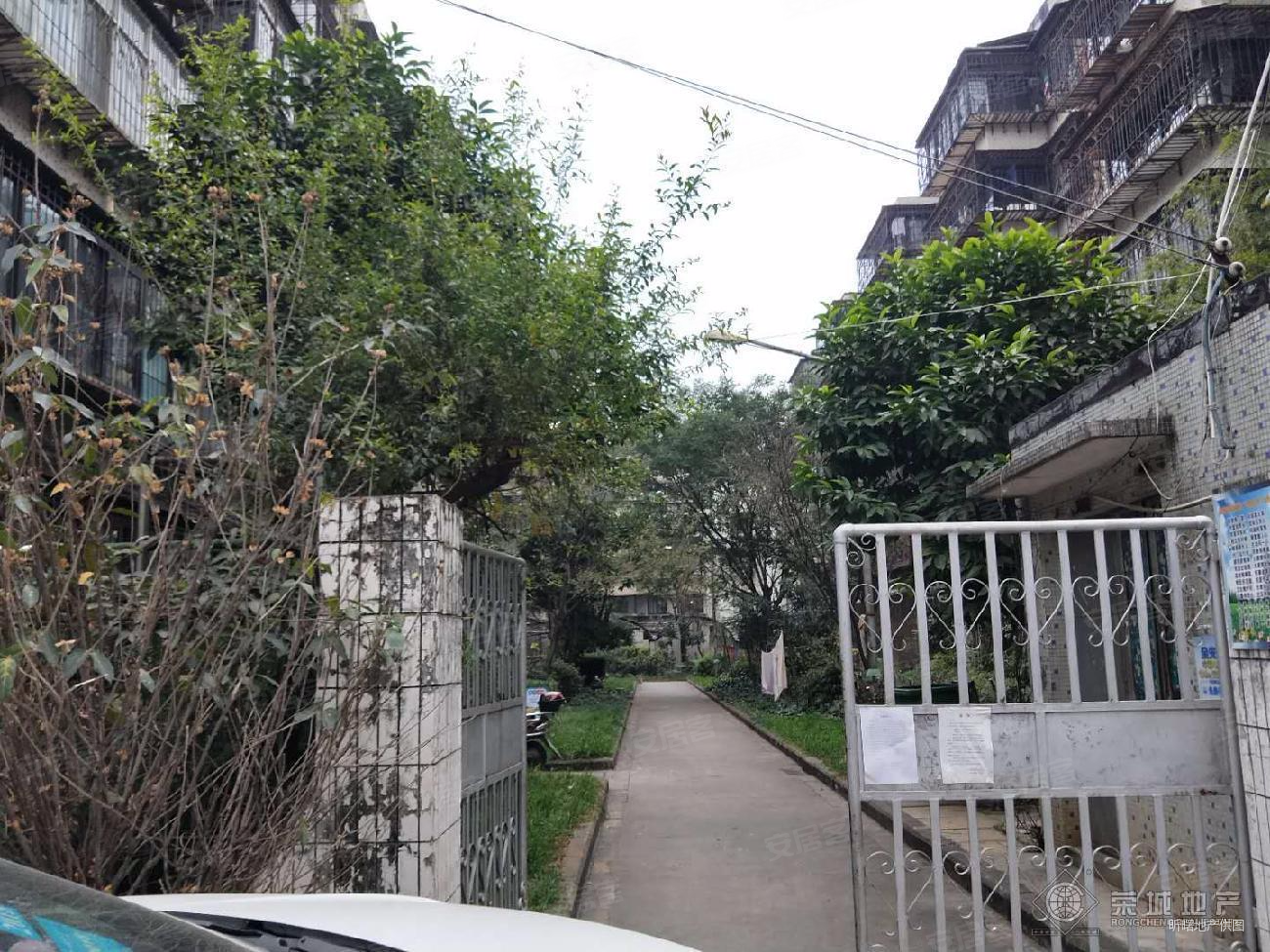 高新科技广场旁泰和苑小区4室2厅1卫精装修南北向一梯1户出售