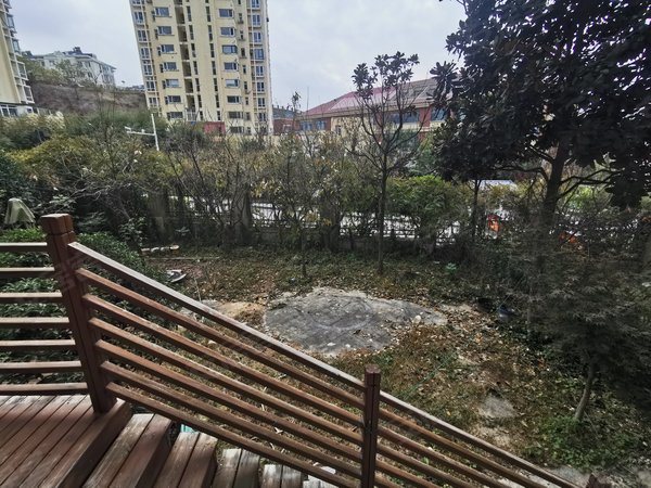 青岛崂山浮山前龙泽山庄随时看 带200平院子 155平大套三 麦岛中学