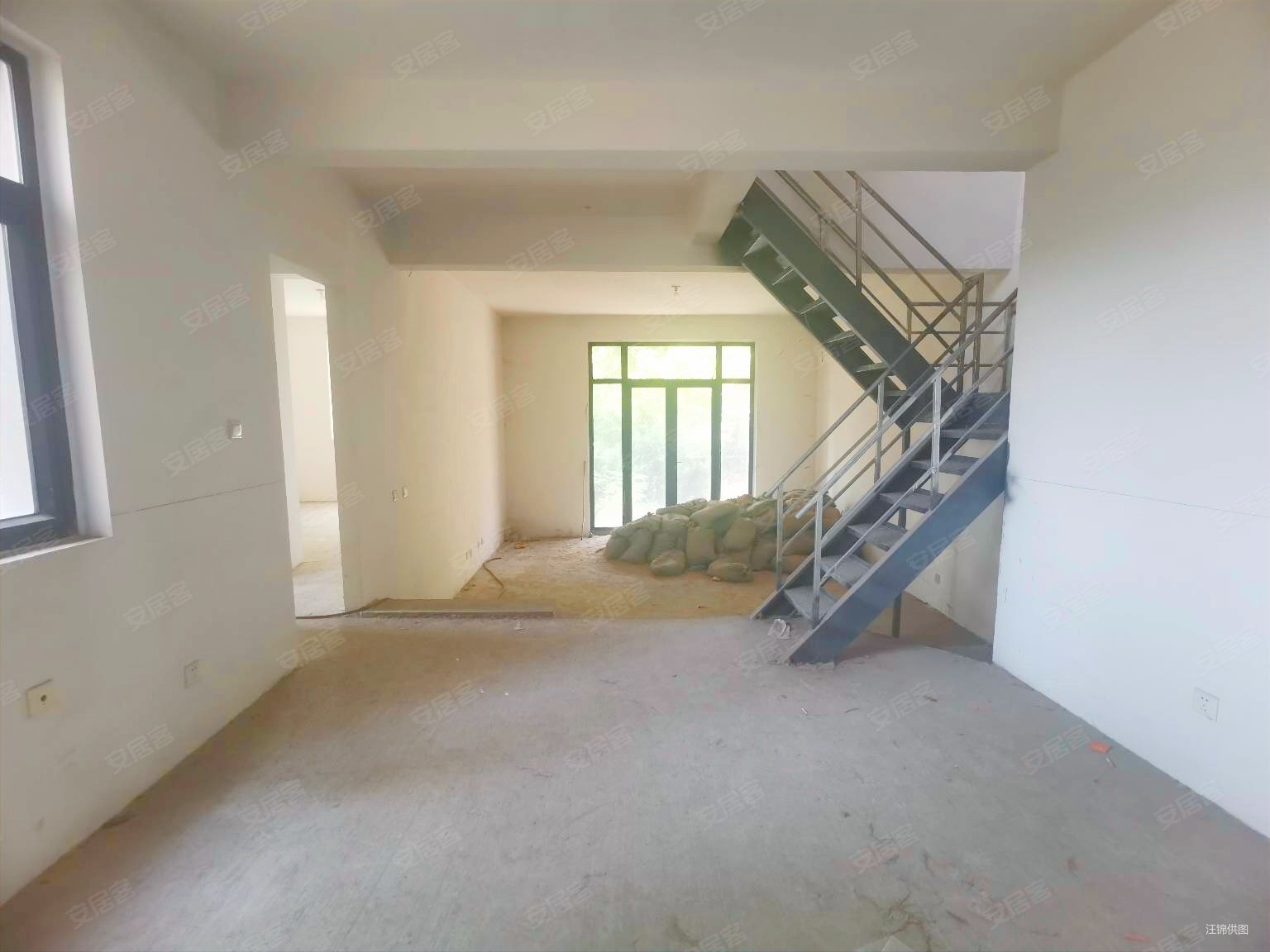 秀水苑下叠别墅一二楼花园地下室车位