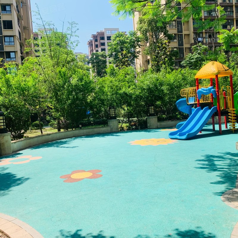 小区有500m的绿地,绿地周边设有羽毛球场,乒乓球台,儿童滑梯还有