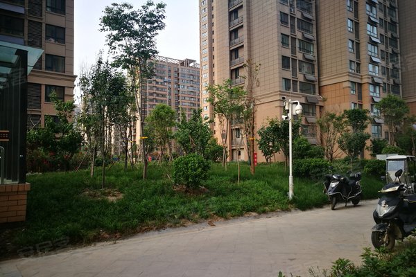 【小区设施】小区临近宝龙商场