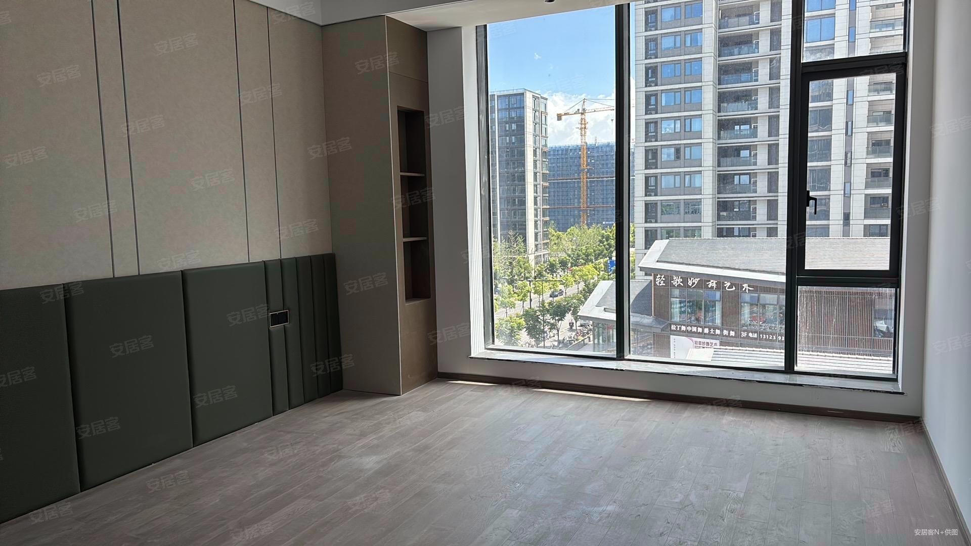 揽月臻翠府(商住楼)5室2厅4卫311.64㎡南590万