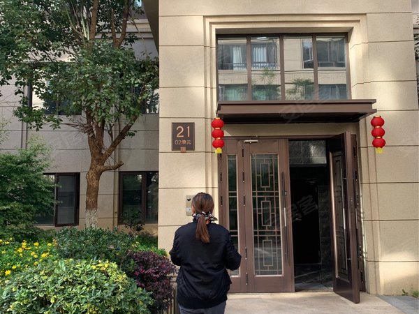 安宁德润香山府莲华小学旁 一梯两户板式洋房 精装三室两厅一卫出租