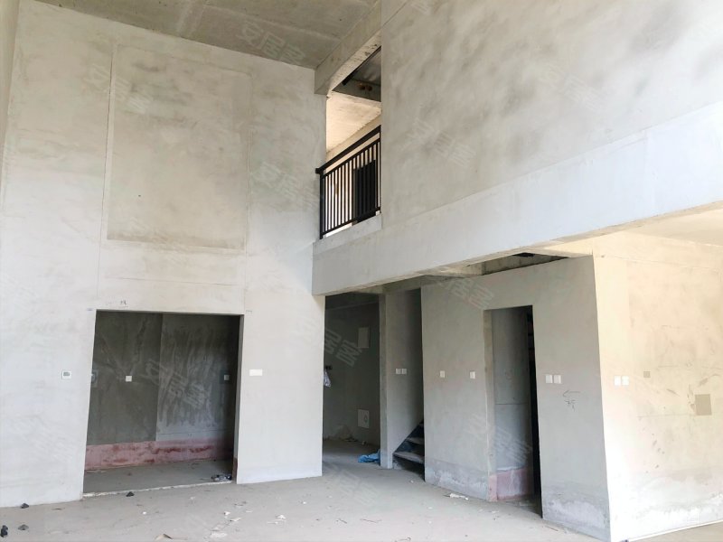 中海城屿墅 180平3室3卫上叠拼带露台 400w