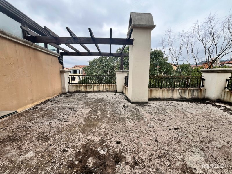 乐湾国际边套别墅 前后200平花园 双车位 采光好