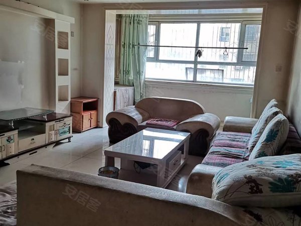 喀什喀什市喀什城区伽兴花园小区东湖公园旁,简单装修大三室,1楼带