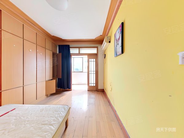 蓝天公寓3室2厅1卫101㎡南北220万