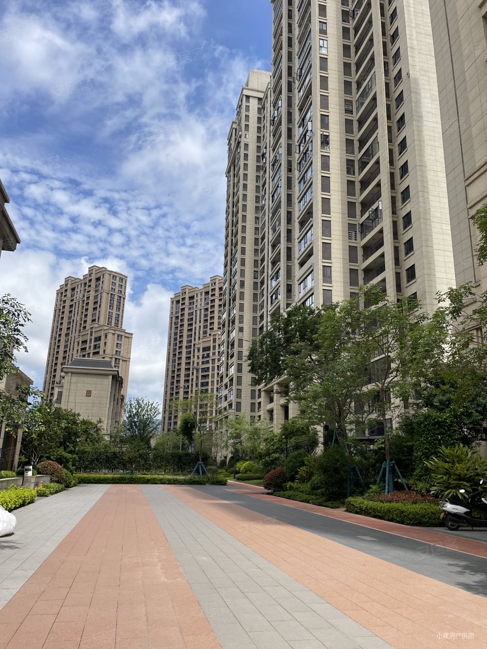 金峰世茂小洋楼4房2厅2卫 135万