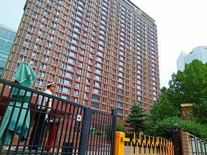 轨道交通小区北边是霄云路,南边是亮马桥路,距离亮马桥地铁站300米