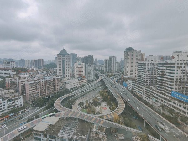 贵阳南明河滨锦绣星城花溪大道北段.