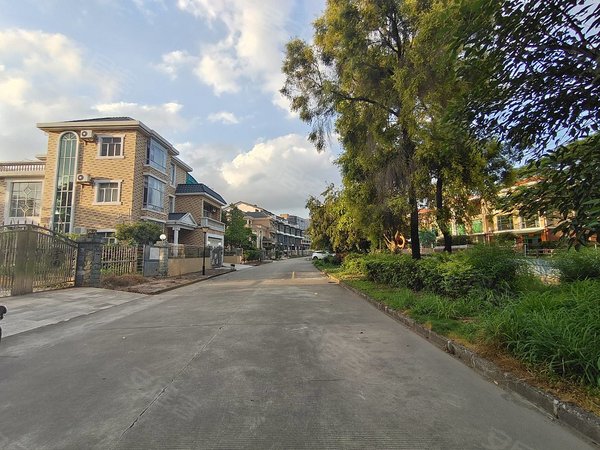 东莞横沥横沥城区华侨新村镇中心独栋别墅,带超大院子露台,随时方便