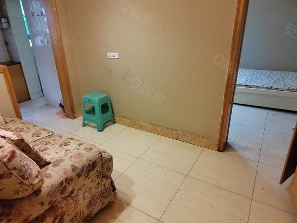 重庆南岸南坪温馨南苑南坪万达广场旁,温馨南苑一室一厅4楼出租1000元