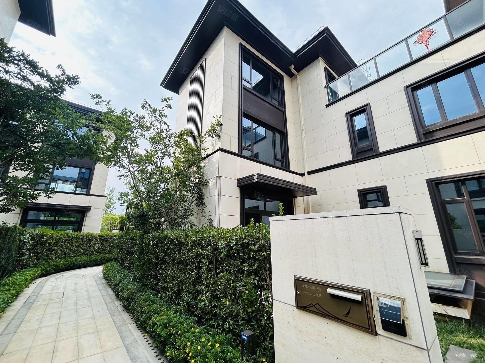 绿地海珀澜庭(一期别墅)5室3厅4卫232㎡南北690万