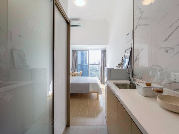 北京朝阳双井国贸世纪公寓交通便利,无中介,房新无杂味,通风好落地窗