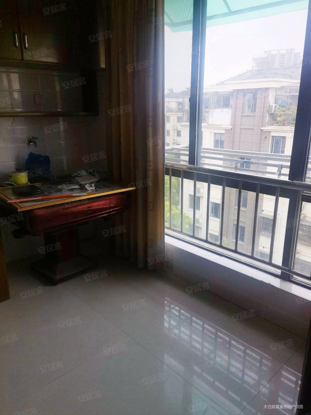 生活配套  齐全 楼下超市商业街靠近听海路商业街
