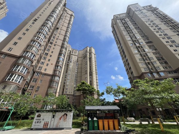 泉州丰泽宝洲路浦西花园万达旁边,精装修两房两厅一卫,采光充足,家具