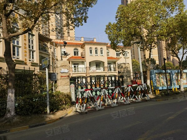 昆山花桥硅湖学院鑫苑国际城市花园(昆山市)11号线附近2房2厅一卫精装