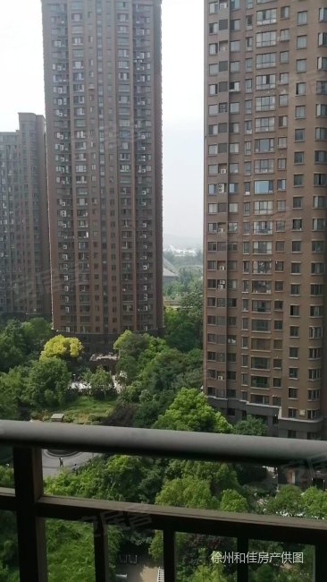 翠湖御景南区中楼层,毛坯三室两厅两卫,,房东急售,随时看房