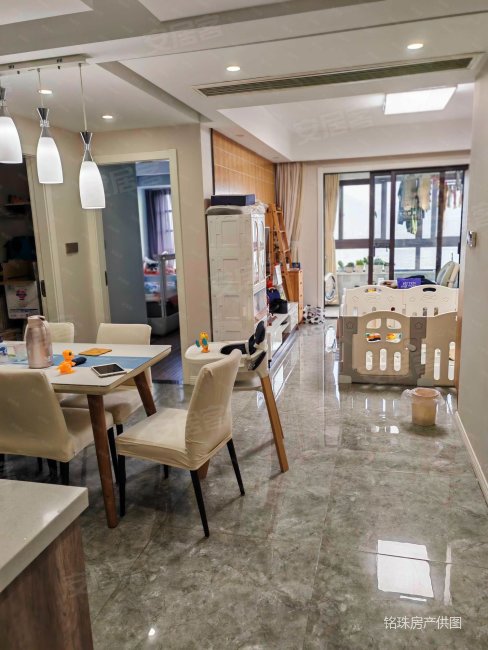 光明领御 房龄新 购物方便 小三房 带电梯 车位充足