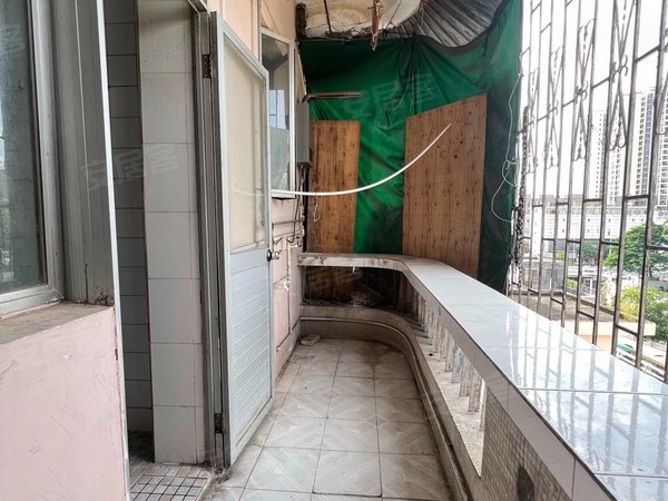 深圳宝安石岩河滨花园河滨花园公交站旁大三房两厅,步梯四楼,钥匙在手