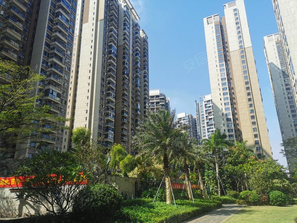 深圳宝安塘尾华强城(三期)11号线塘尾地铁口300米精装大三房,家私齐全