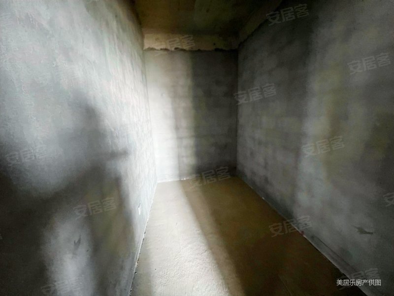 高新区 鱼化寨地铁口 东方米兰国际城三环内一梯一户业主急售