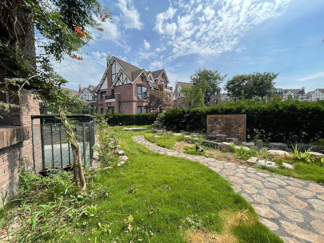 英郡小独栋精装修占地一亩左右业主现在价格调整诚心出售