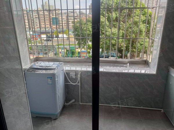 深圳布吉丹竹头圆墩小区布吉丹竹头地铁口,全新家私直租带阳台两房