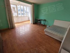 青岛黄岛香江路华宇新村,南卧阳台,四户合租,精装修,押一付三免水网物业出租房源真实图片
