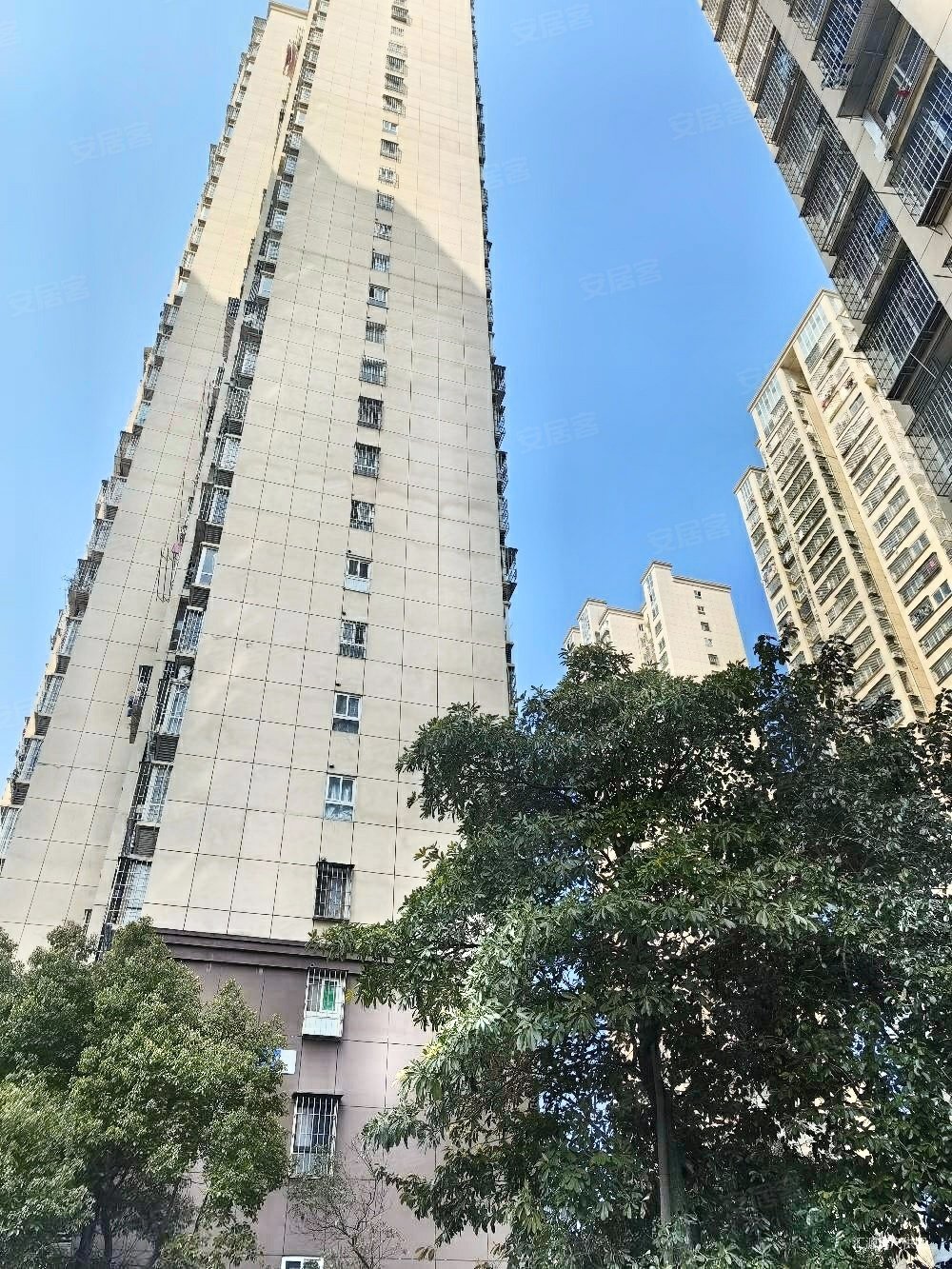 象峰新苑3室2厅2卫123.01㎡南北175万