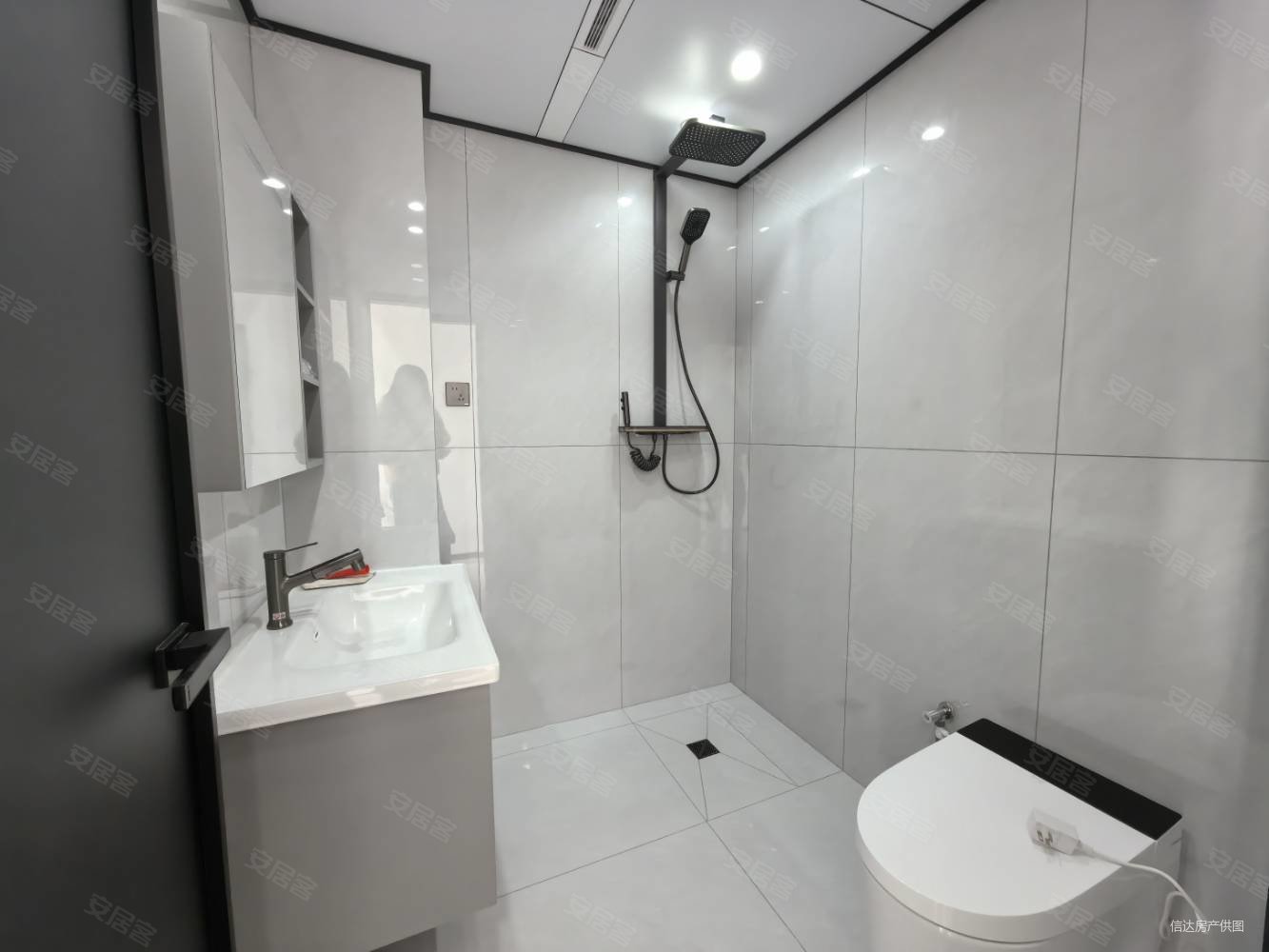 世纪嘉园3室2厅2卫141㎡南北93万