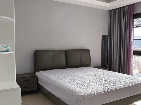 金华东阳横店南江壹号南江一号精装修2房，诚心租4000一个月 带车位，好停车出租房源真实图片