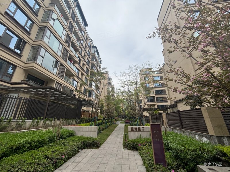 (轻轨 300米骨折急售)带超大屋顶花园 视野无遮挡,融信海月平湖(一期)